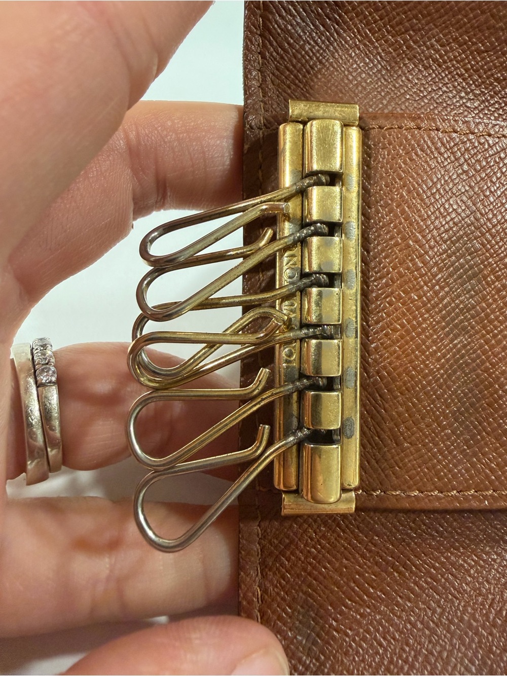 ✨ Authentic Louis Vuitton Monogram 6 Key Holder – w/ Entrupy COA✨ - Picture 6 of 10